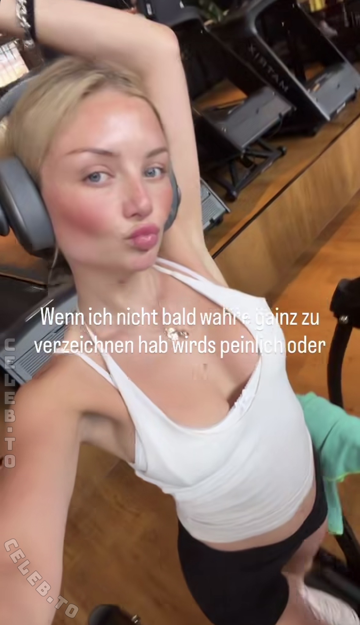 Julia Wulf nude photo 2