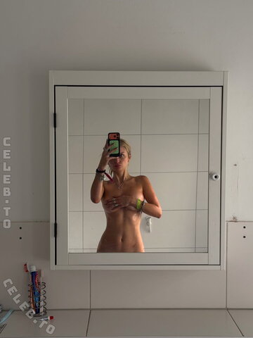 Julia Wulf Sexy (2 photos)