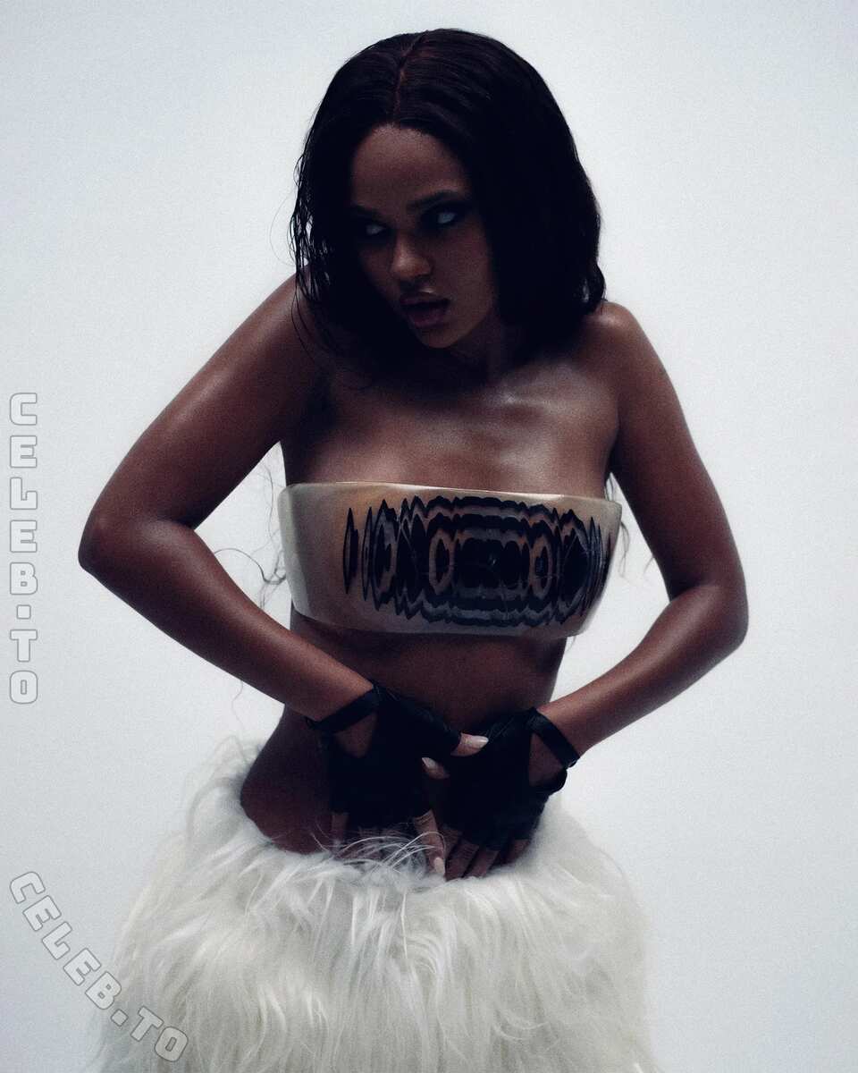 Juliana Nalu nude photo 3