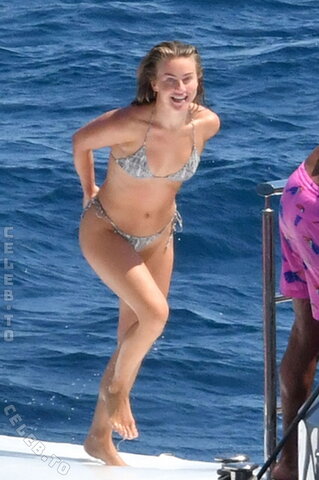 Julianne Hough nude photo 9