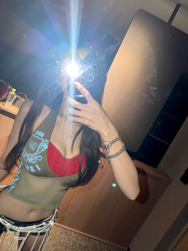 Julie nude photo 3
