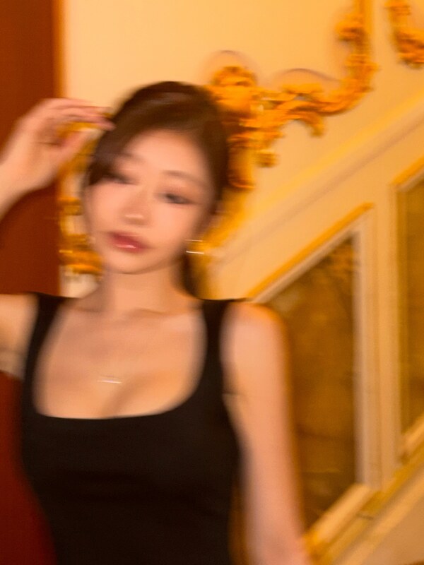 Julie nude photo 9