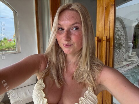 Julie_skovv nude photo 3