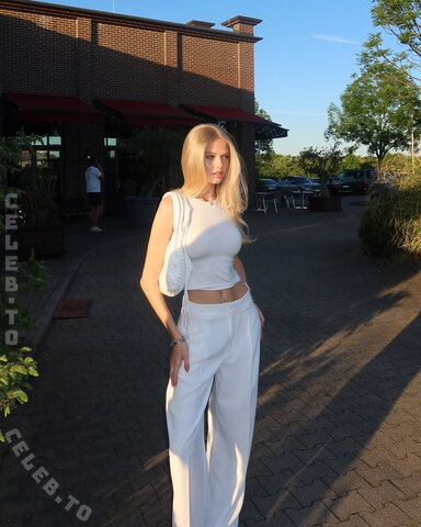 juliii.fnk nude photo 2