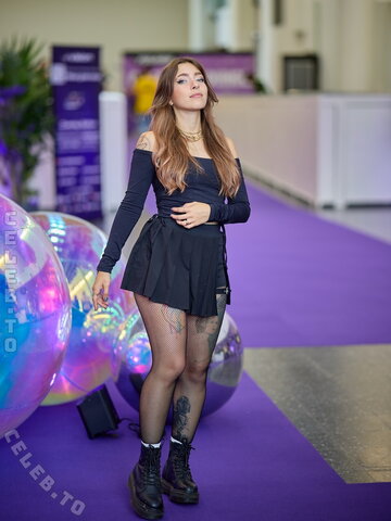 Junicats nude photo 12