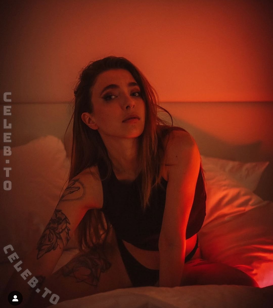 Junicats nude photo 3