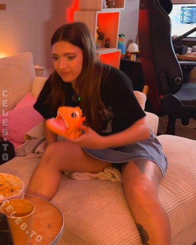 Junicats nude photo 24