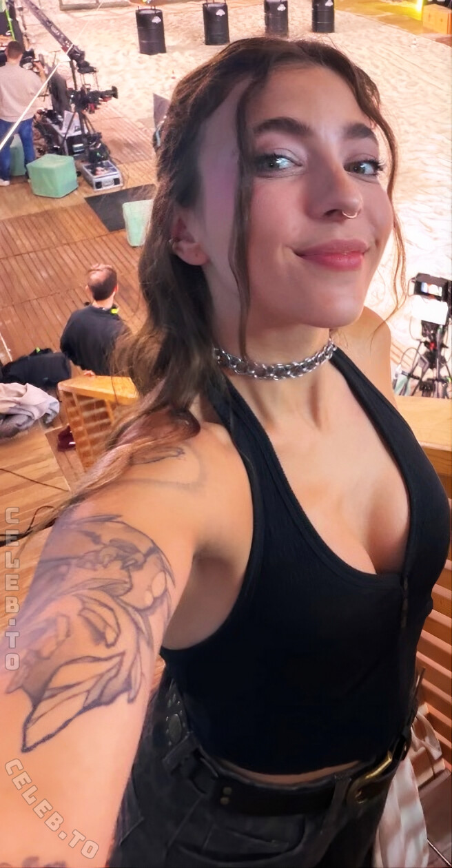 Junicats nude photo 1