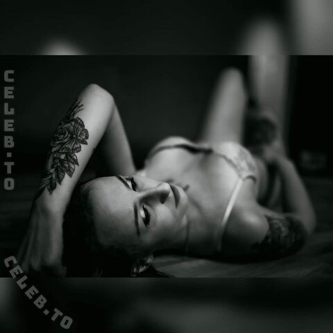 Justanotherwife30 nude photo 5