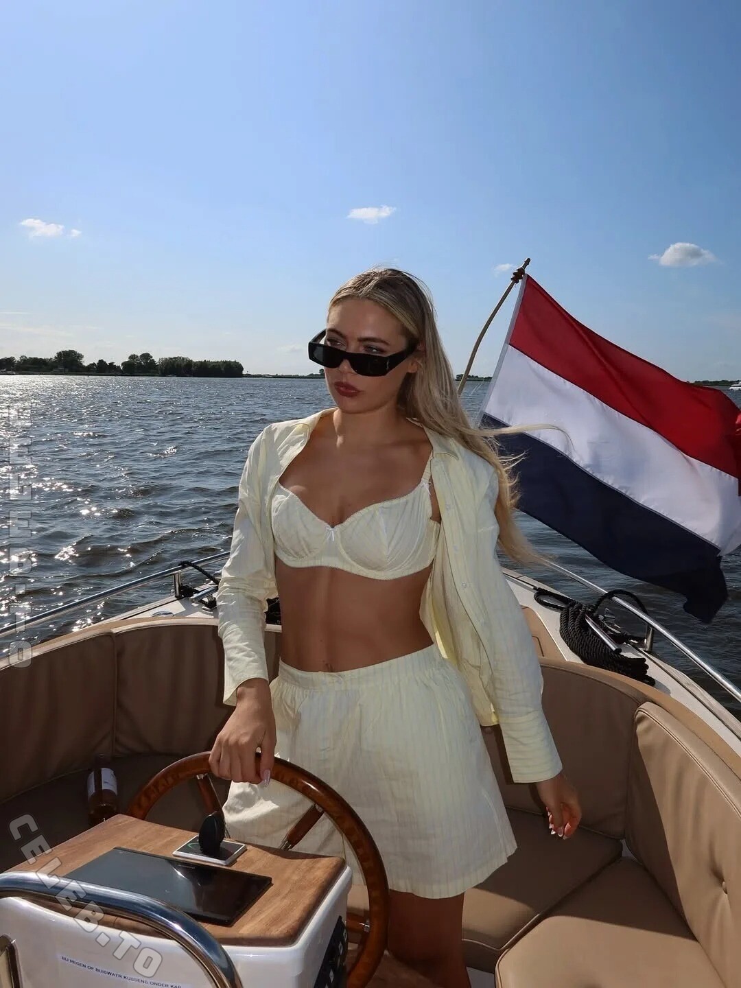 Jutta Leerdam nude photo 1