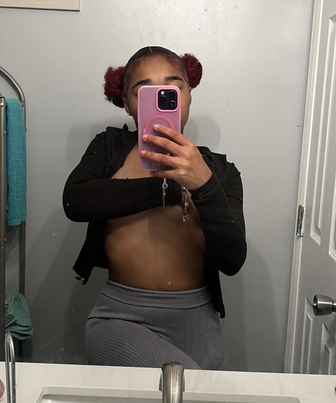 Kaamfineass nude photo 3