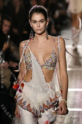 Kaia Gerber nude photo 3