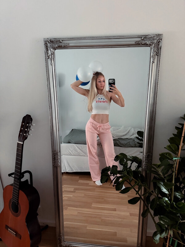 Kandyland nude photo 2
