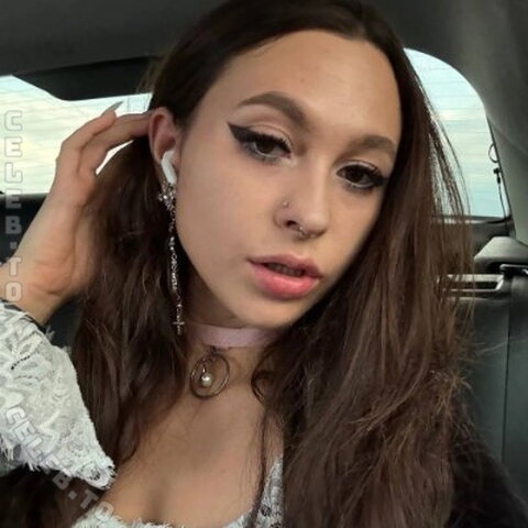 Karolineneuerx nude photo 6