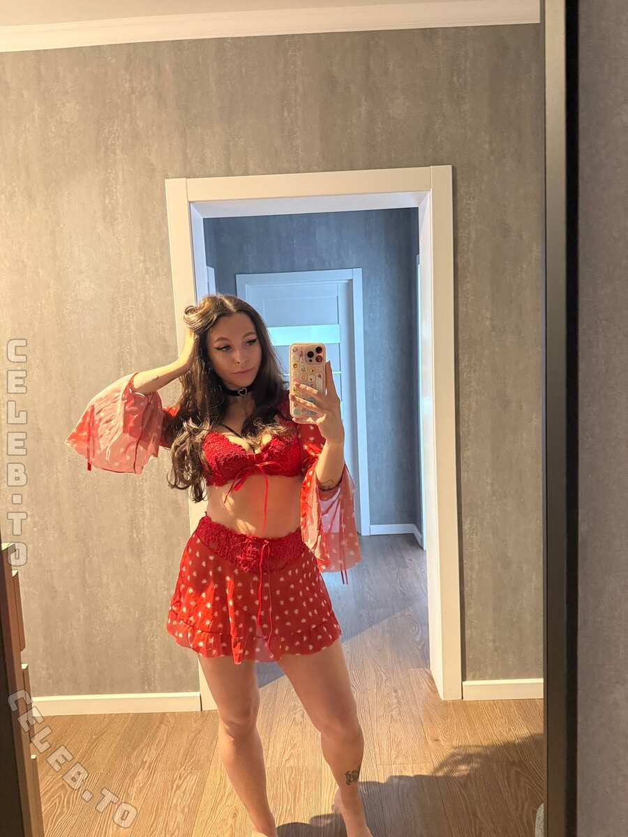 Karolineneuerx nude photo 2