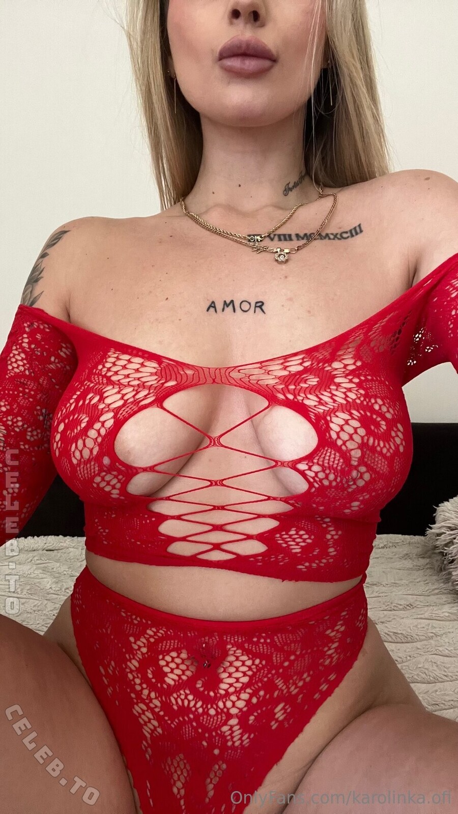 Karolinka.ofi nude photo 3