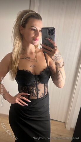 Karolinka.ofi Hot (2 photos)
