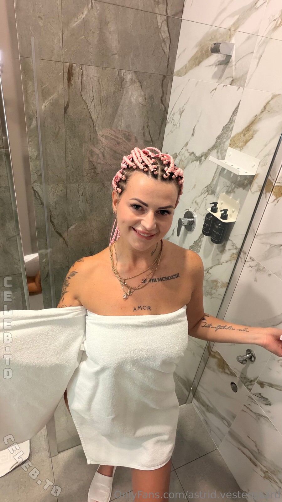 Karolinka.ofi nude photo 3
