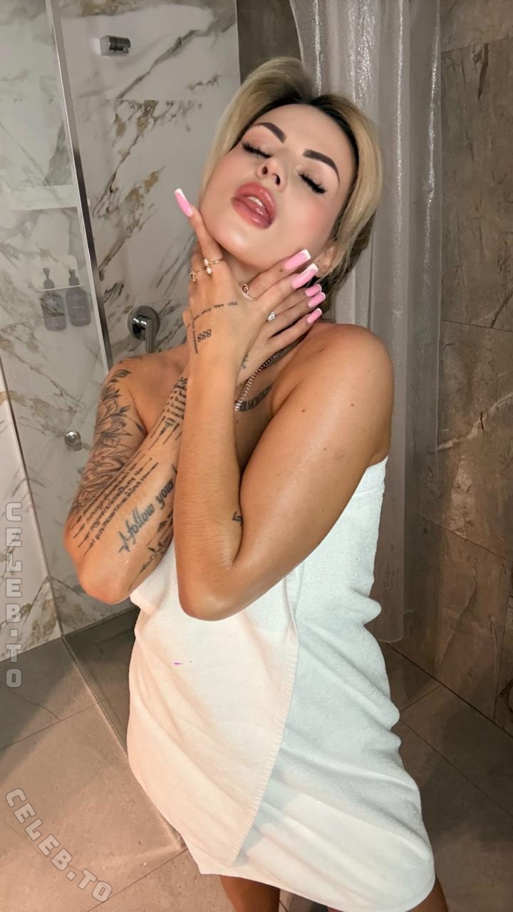 Karolinka.ofi nude photo 6