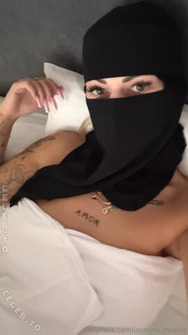 Karolinka.ofi nude photo 15