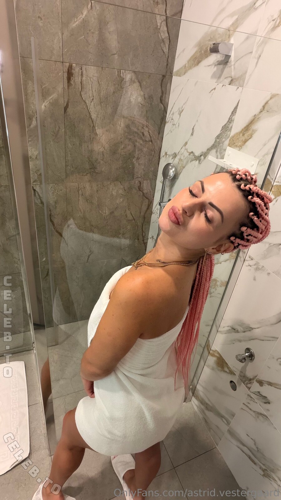 Karolinka.ofi nude photo 9