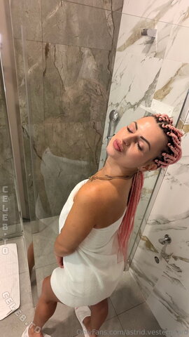 Karolinka.ofi nude photo 8