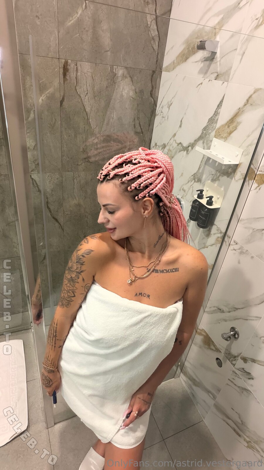 Karolinka.ofi nude photo 3