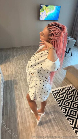 Karolinka.ofi nude photo 34