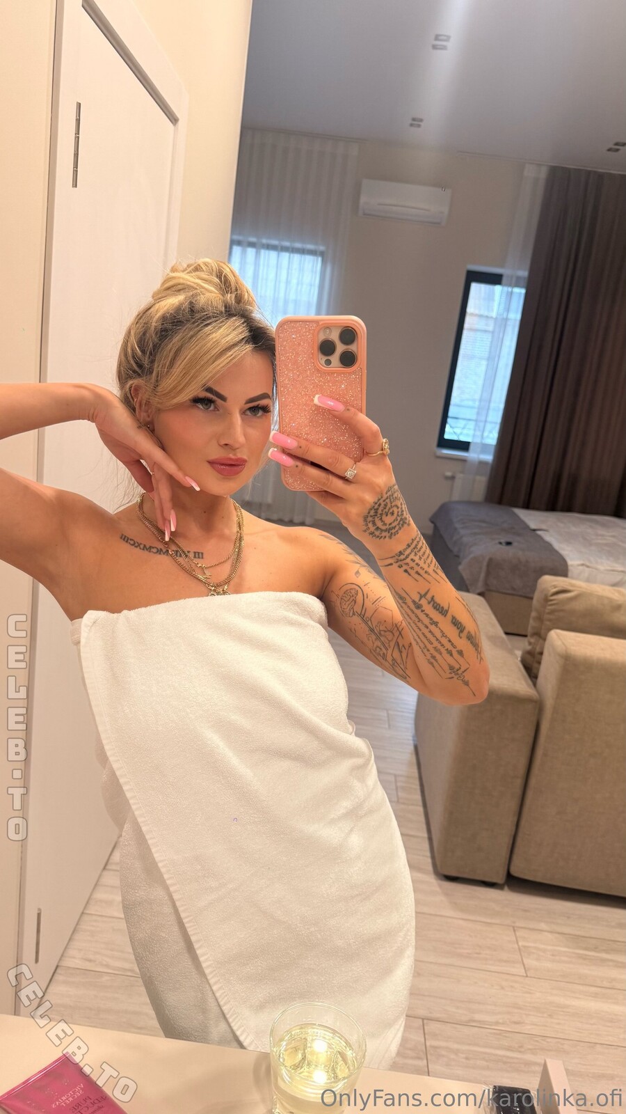 Karolinka.ofi nude photo 16