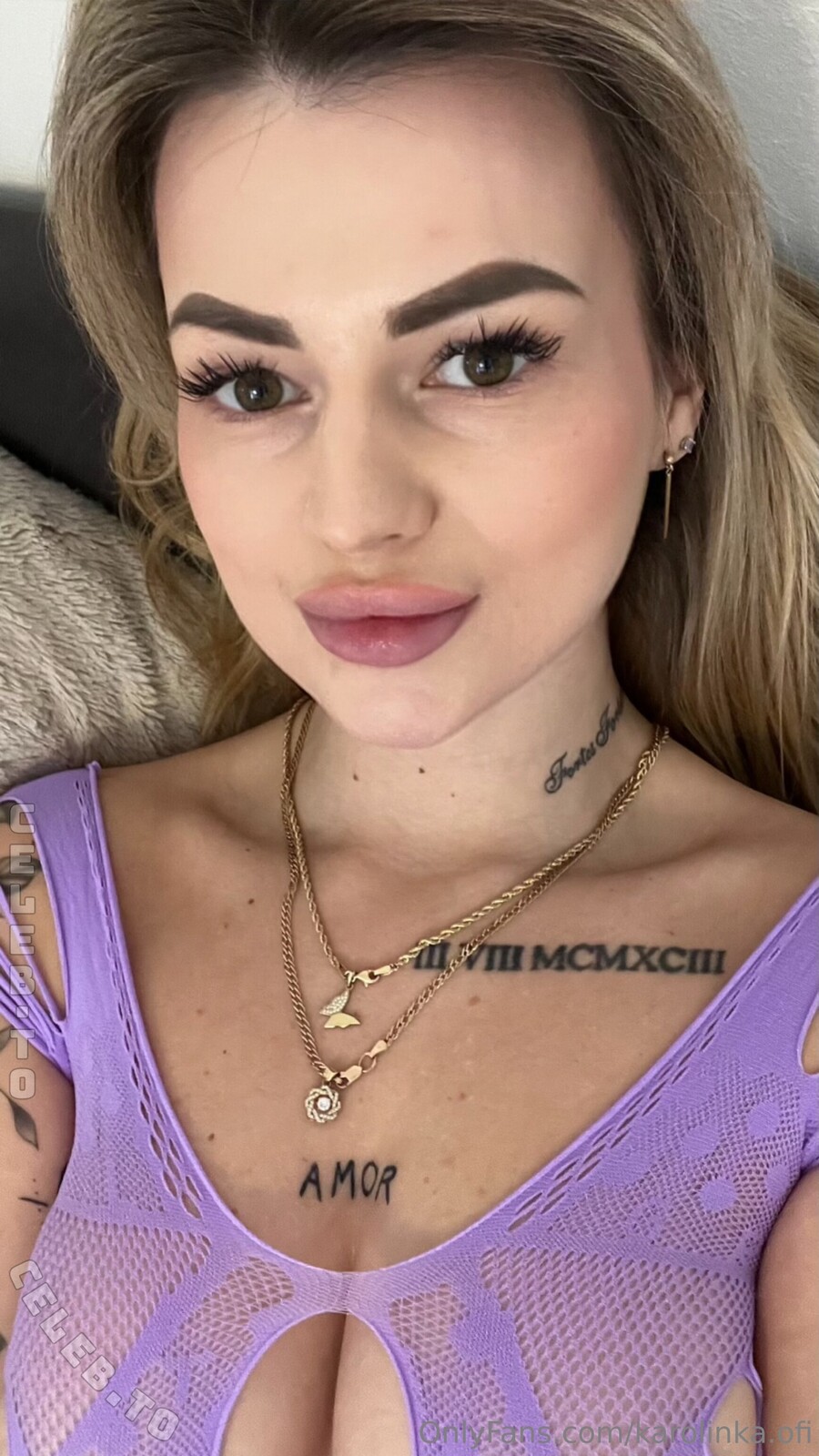 Karolinka.ofi nude photo 3