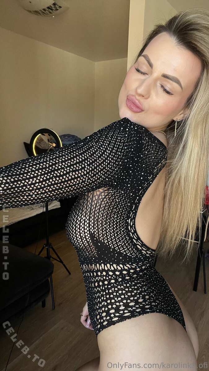Karolinka.ofi nude photo 3