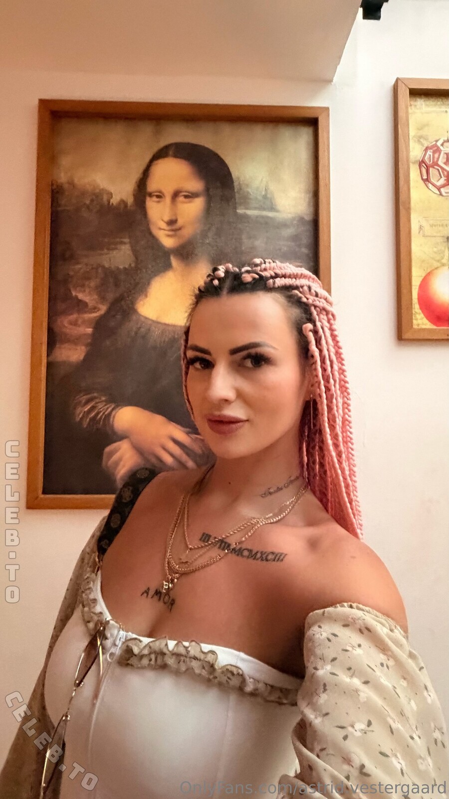 Karolinka.ofi nude photo 1