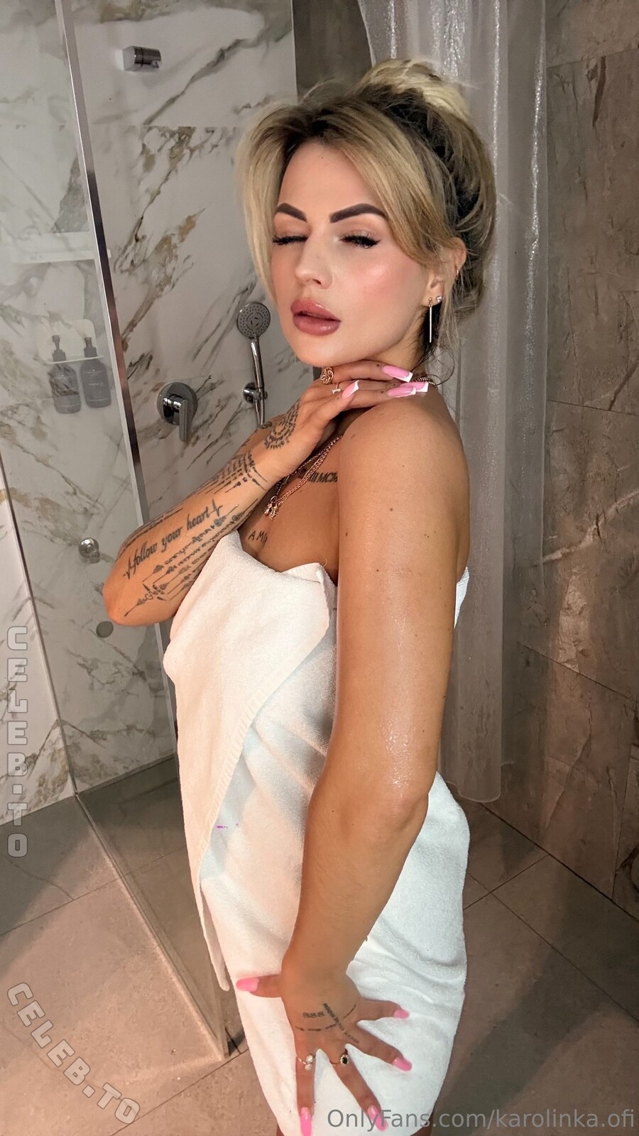 Karolinka.ofi nude photo 3