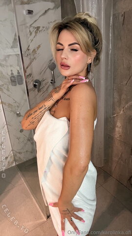 Karolinka.ofi nude photo 6