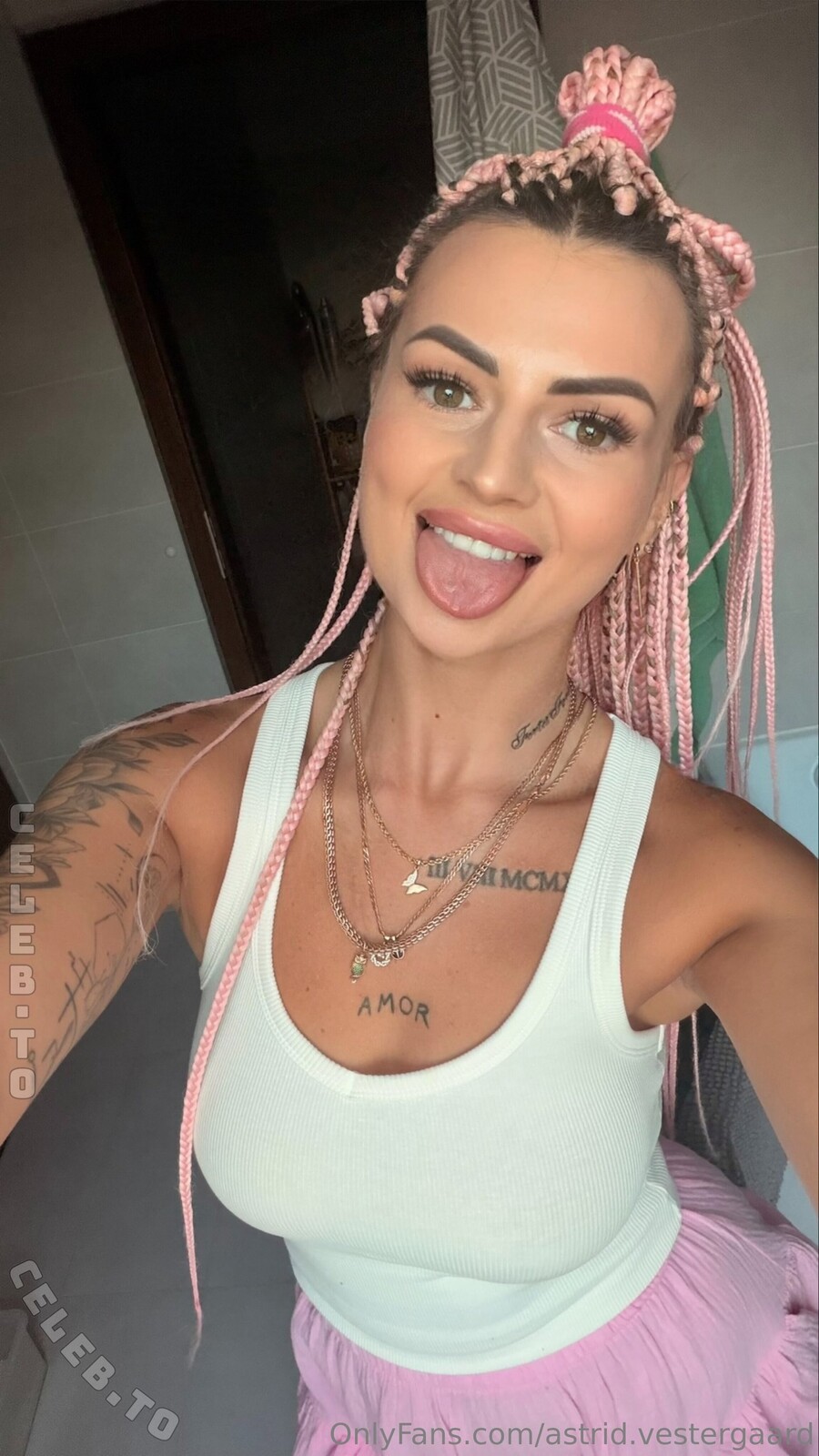 Karolinka.ofi nude photo 4