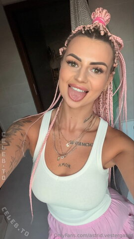 Karolinka.ofi nude photo 5