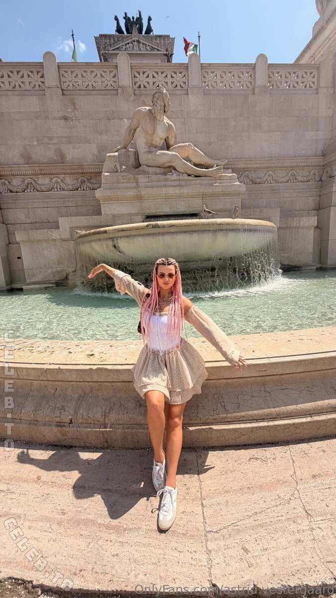 Karolinka.ofi nude photo 5