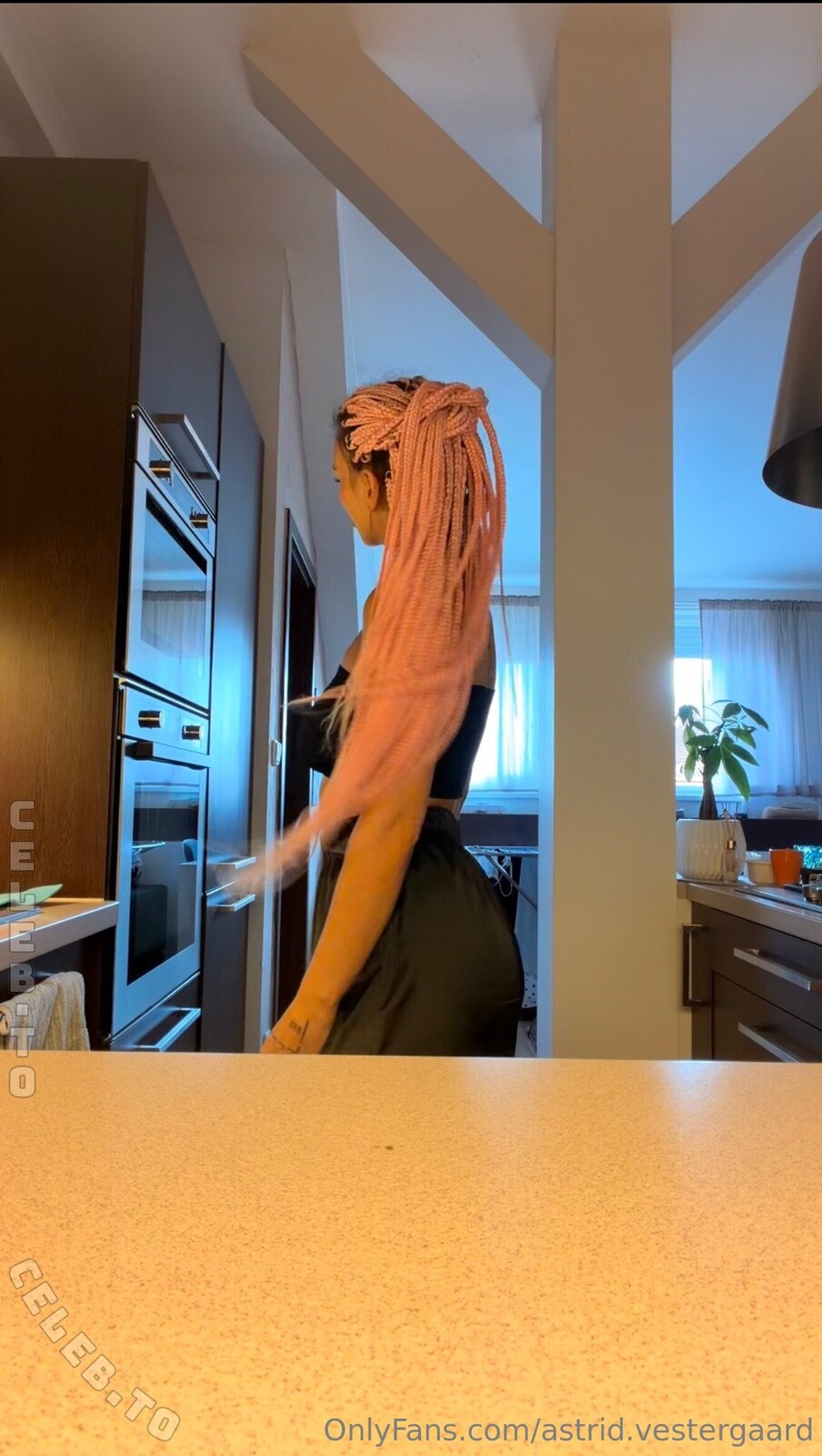 Karolinka.ofi nude photo 1