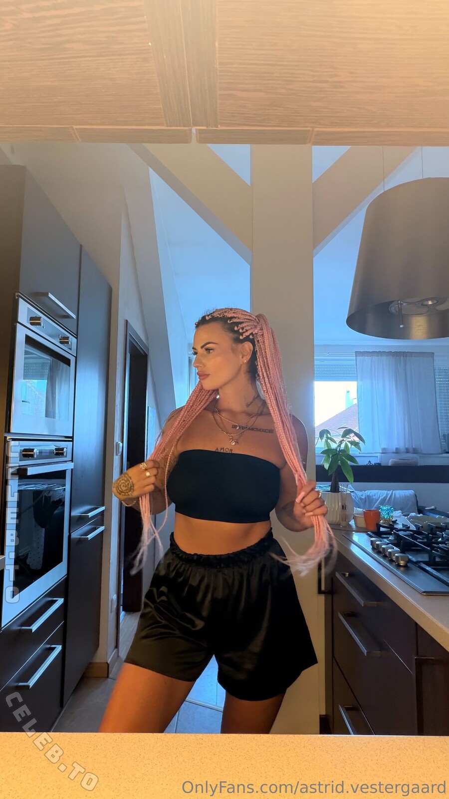 Karolinka.ofi nude photo 2