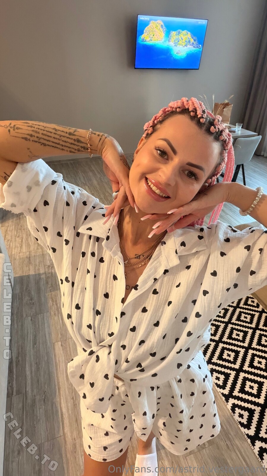 Karolinka.ofi nude photo 3
