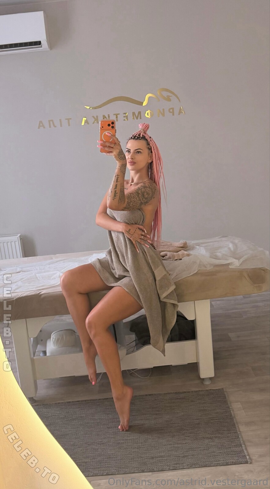 Karolinka.ofi nude photo 6