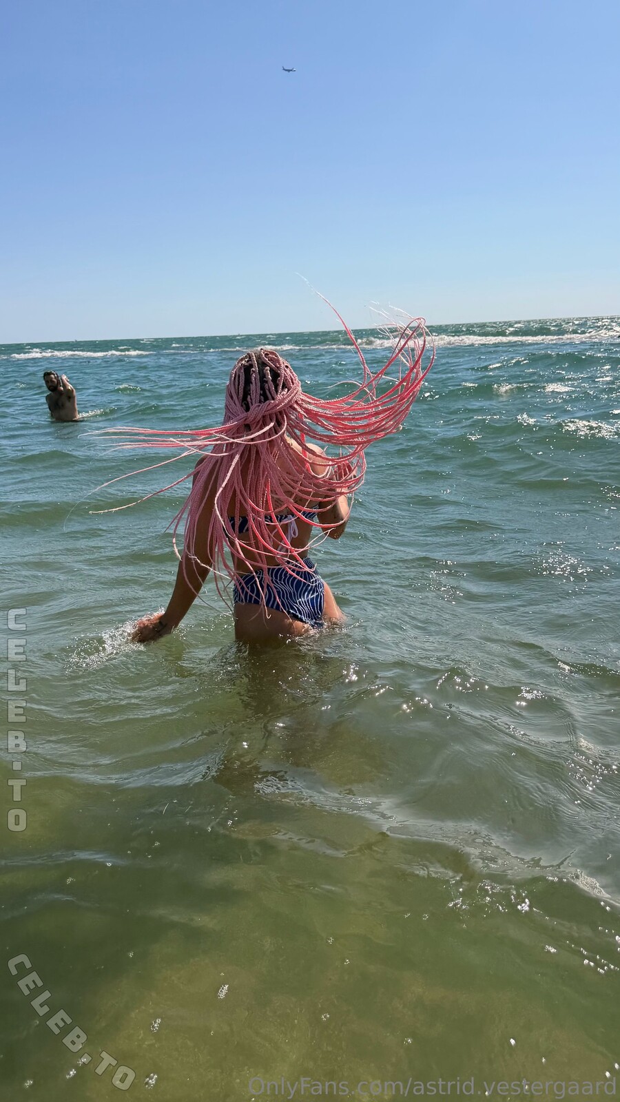 Karolinka.ofi nude photo 13