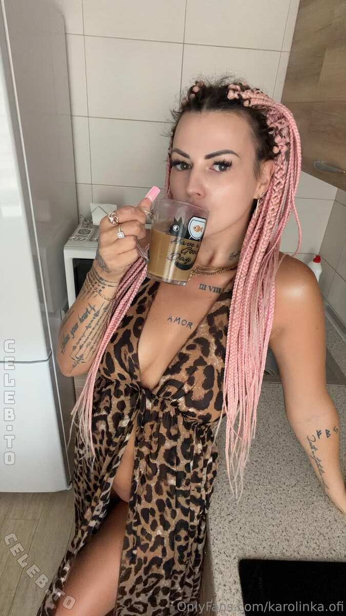 Karolinka.ofi nude photo 5