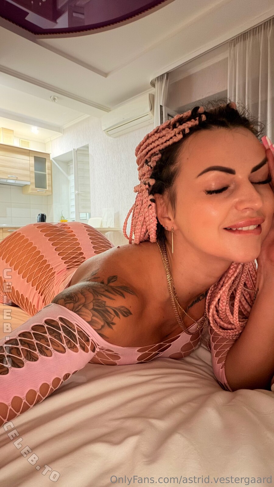 Karolinka.ofi nude photo 4