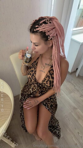 Karolinka.ofi nude photo 7