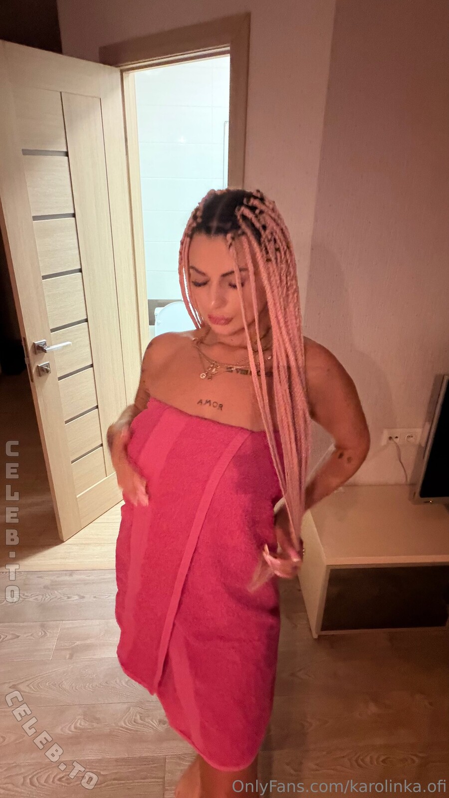 Karolinka.ofi nude photo 1