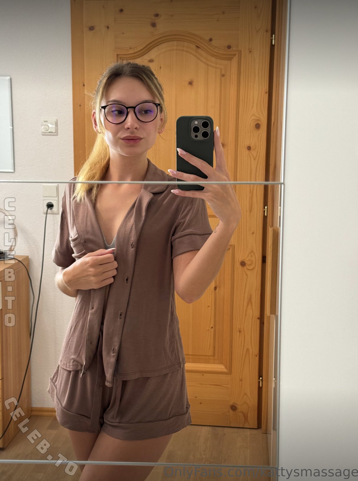 Katharina Hopfer nude photo 2