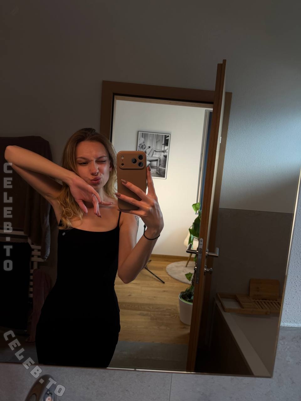 Katharina Hopfer nude photo 4