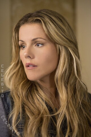 Kathleen Robertson nude