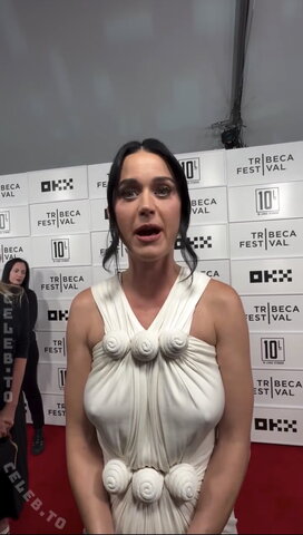Katy Perry – Braless interview on red carpet with breasts